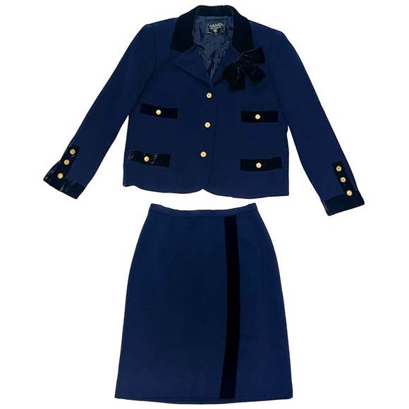 CHANEL Vintage 1980’s Matching Navy Blue Suit and Skirt Set with Black Velvet 40 - Picture 2 of 16